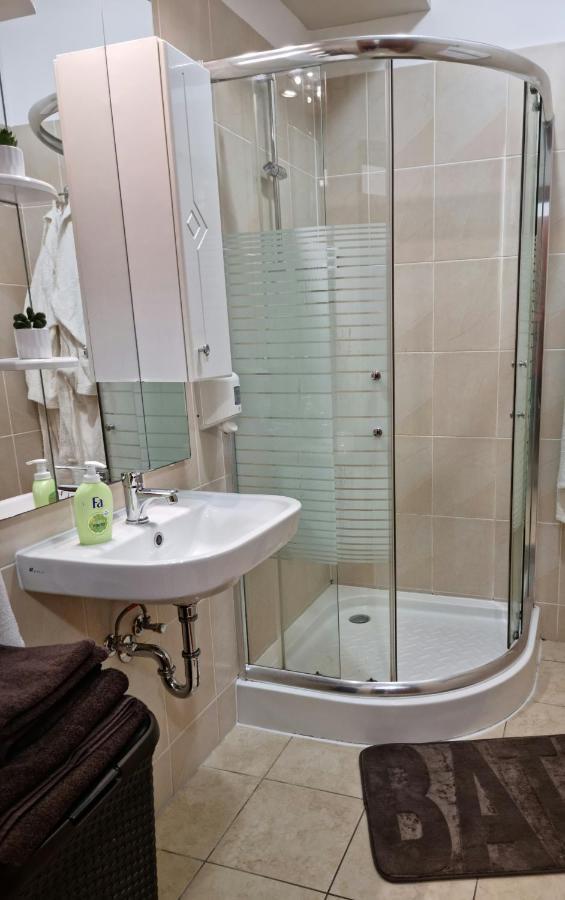 شقة Relax Wellness Studio Hajdúszoboszló المظهر الخارجي الصورة